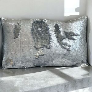 NWOT NEW Aviva Stanoff Silver Metallic Sequin Luxury Accent Pillow.